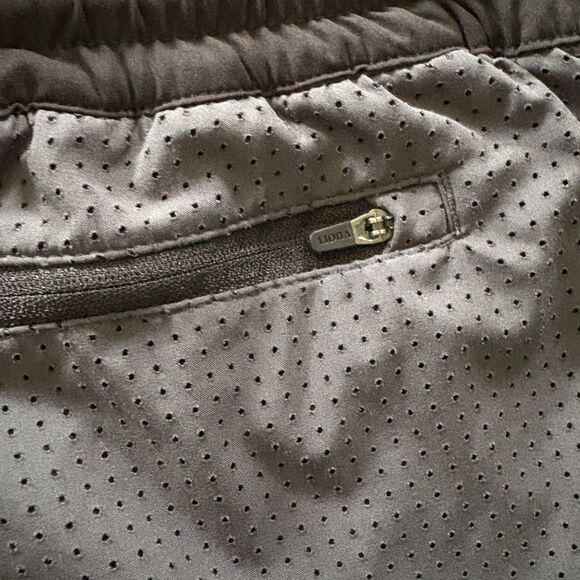 VUORI Grey Black Running Workout Lined Shorts Mens Size Large w/ Zipper Pocket - Picture 10 of 10